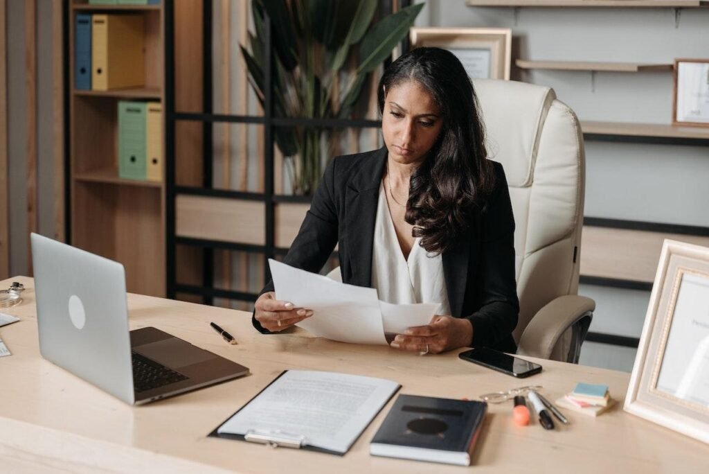 how to become a corporate lawyer in canada